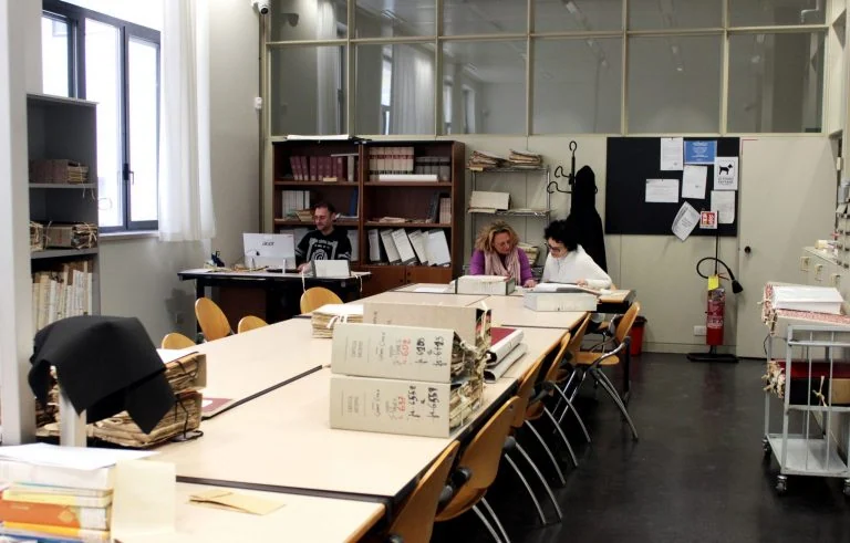 Studiosi al lavoro nella sala di consultazione