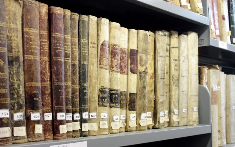Volumi antichi con etichette di inventario sui dorsi