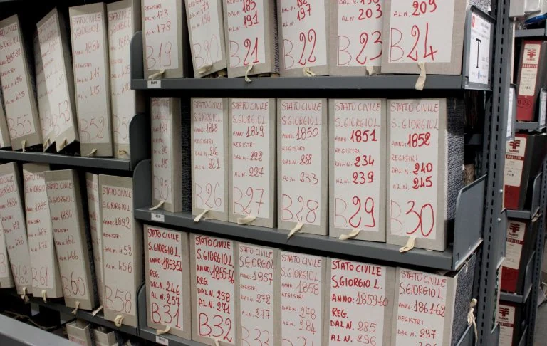 Faldoni con indicazioni manoscritte del contenuto