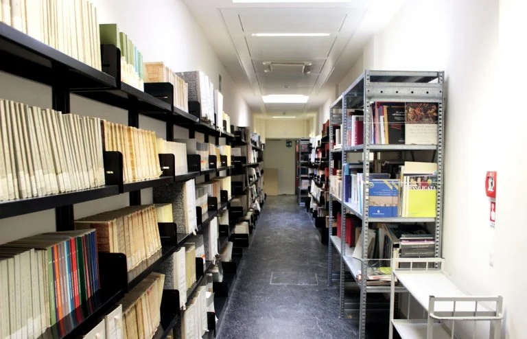 Corridoio fra scaffali di libri e pubblicazioni