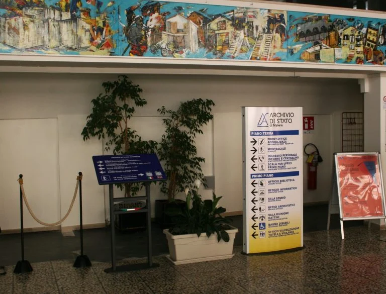 Ingresso interno con pannelli informativi e segnaletica