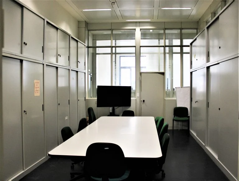 Tavolo di lavoro fra gli armadi dell’Archivio
