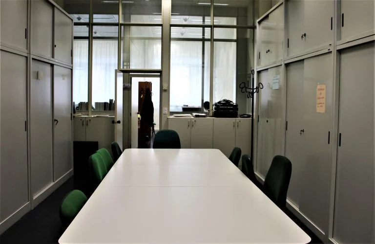 Ambiente di lavoro con tavolo e armadi di conservazione