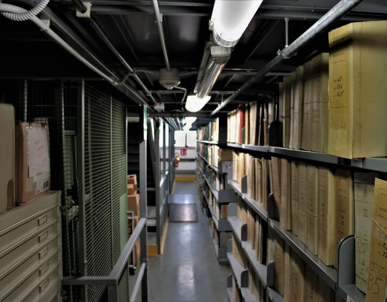 Scaffalature dei depositi con registri storici