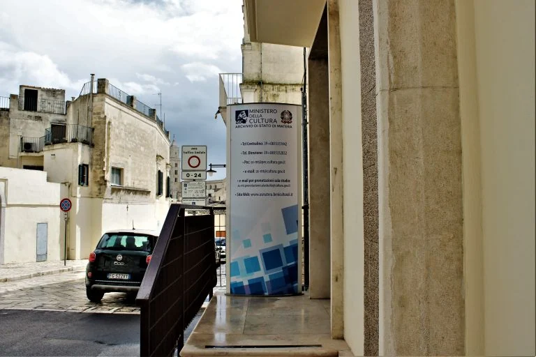 Portico esterno con pannello informativo dell’Archivio