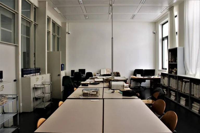 Tavoli e postazioni della sala di consultazione