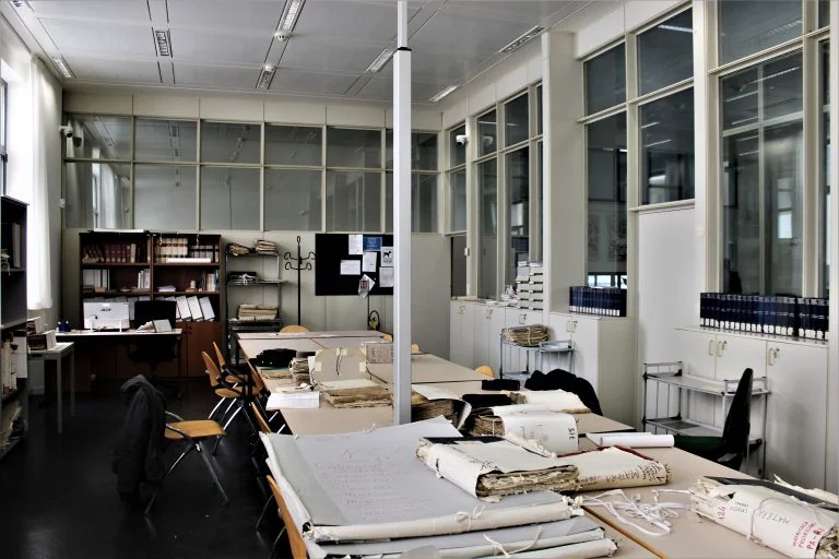 Documenti sui tavoli della sala di consultazione