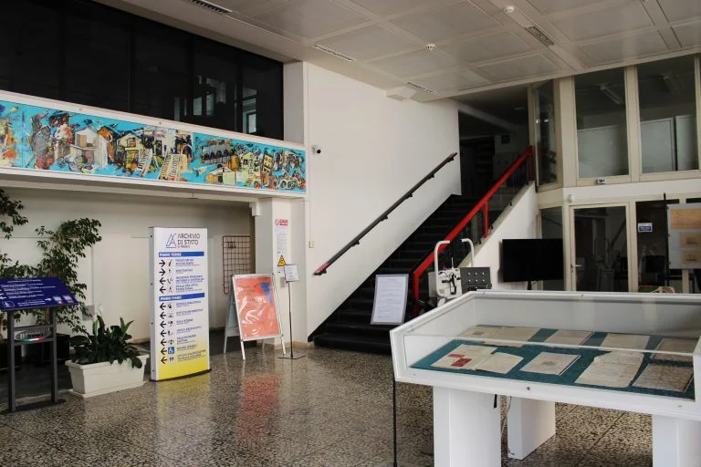 Atrio con scala e vetrina espositiva