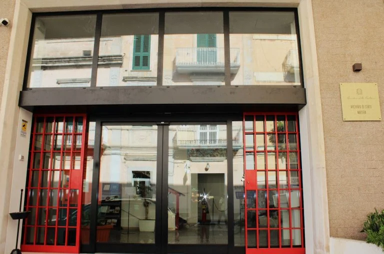 Porta di ingresso vetrata dell’Archivio