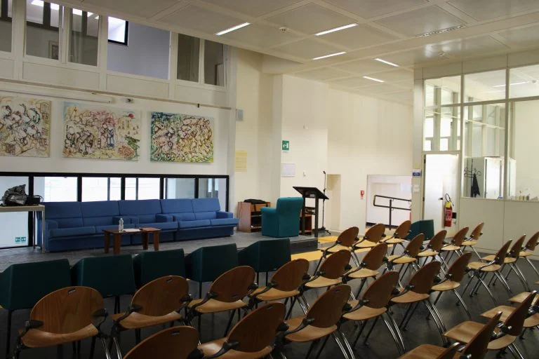 Sedute disposte davanti al tavolo dei relatori