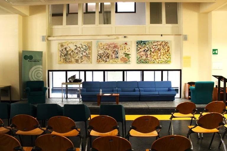 Sala conferenze con sedute e tavolo dei relatori