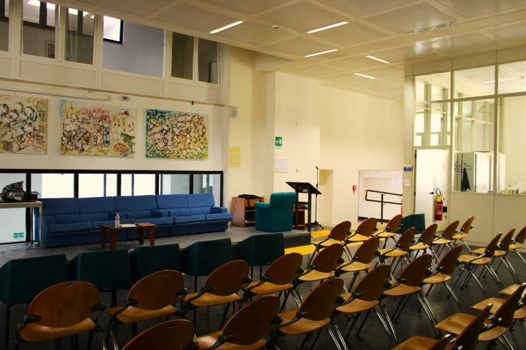 Sala conferenze vista lateralmente