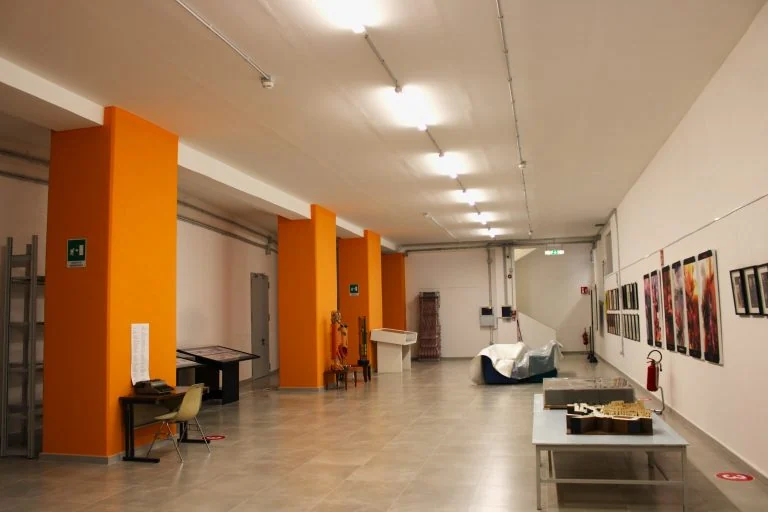 Veduta della sala espositiva con fotografie alle pareti