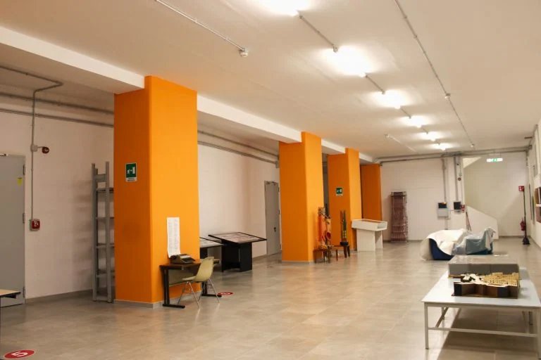 Vetrine e fotografie nella sala espositiva