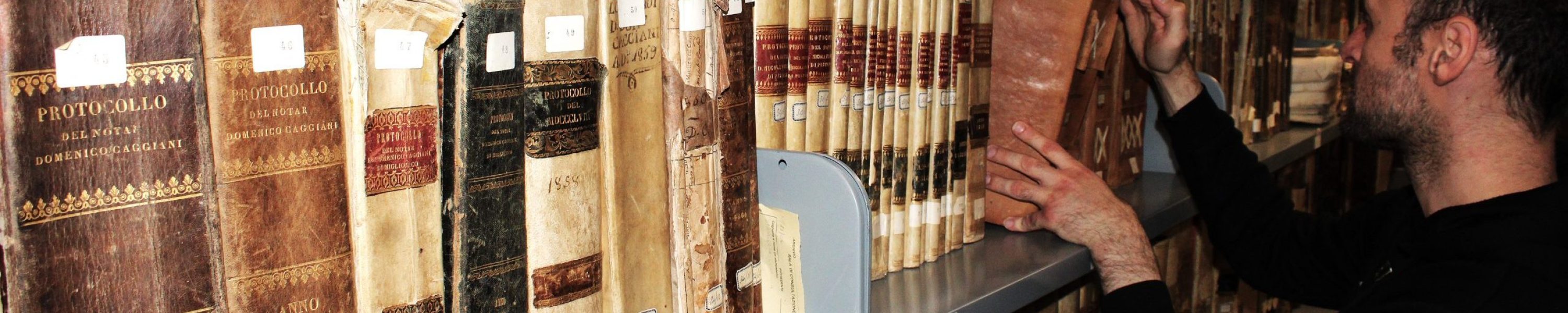 Consultazione di registri storici nei depositi dell’Archivio