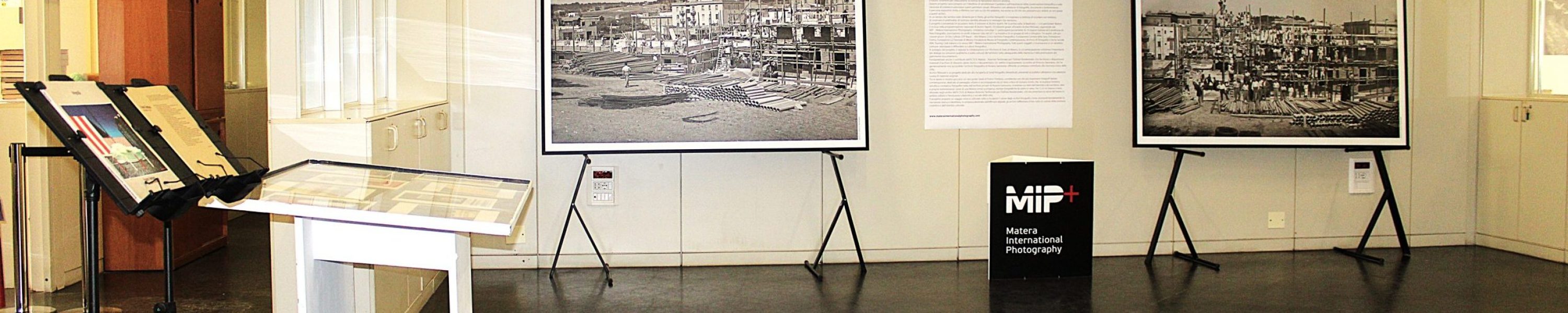 Fotografie storiche e documenti esposti su pannelli e in vetrine