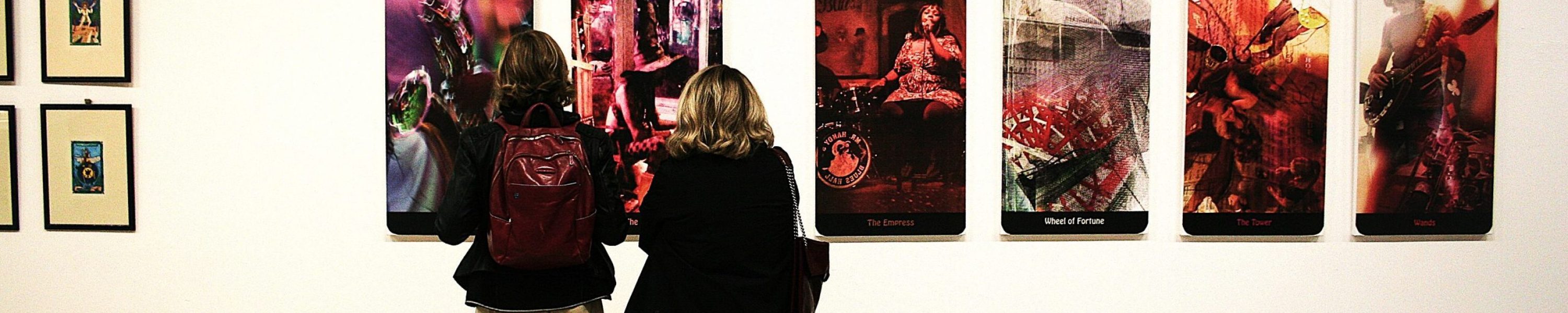 Visitatori davanti a fotografie di musicisti in mostra