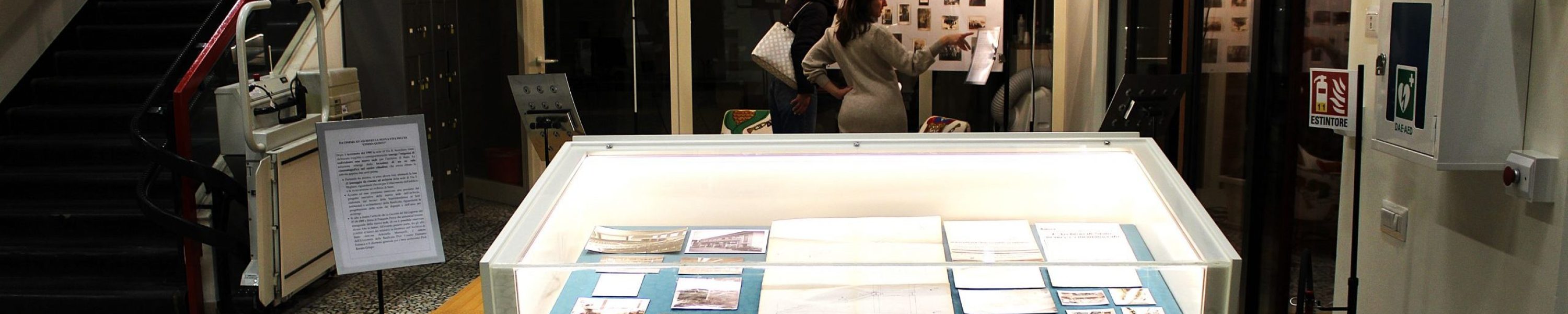 Documenti e fotografie storiche in una vetrina espositiva