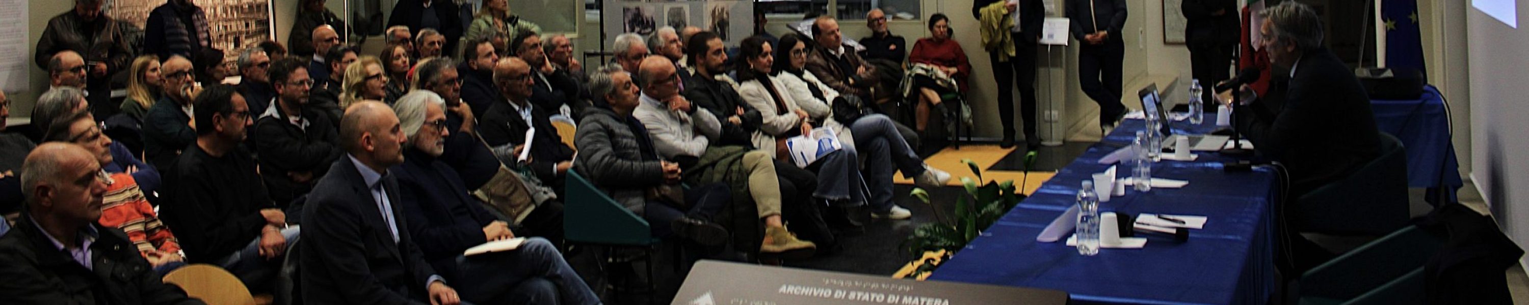 Pubblico e relatori durante un incontro all’Archivio